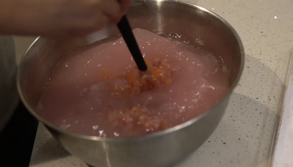 搅拌抖落鲑鱼子